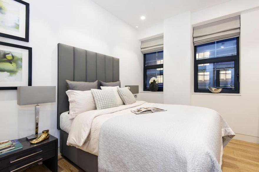 A STUNNING 3 BEDROOMS 3 ENSUITES NEXT TO TRAFALGAR SQUARE AND THE RIVER