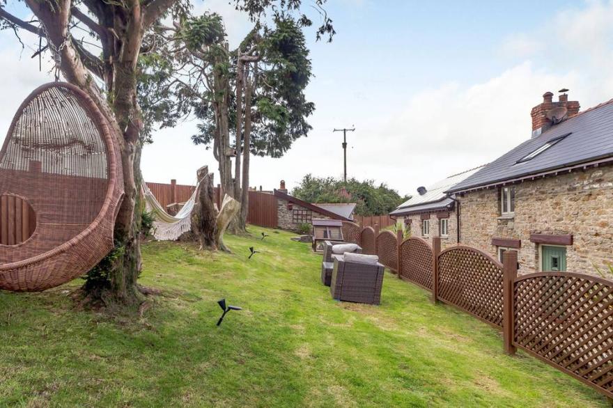 CANER BACH LODGE, pet friendly, with a garden in Blackmill