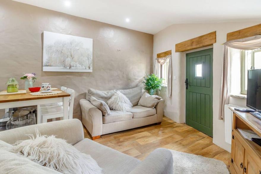 CANER BACH LODGE, pet friendly, with a garden in Blackmill