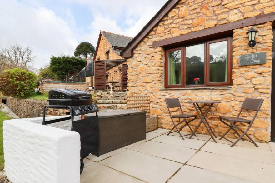 ROSE BUD COTTAGE, romantic in Polgooth