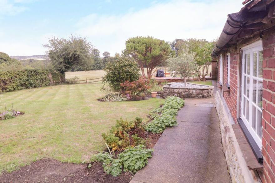 BATTEL HALL COTTAGE, pet friendly, with open fire in Harrietsham