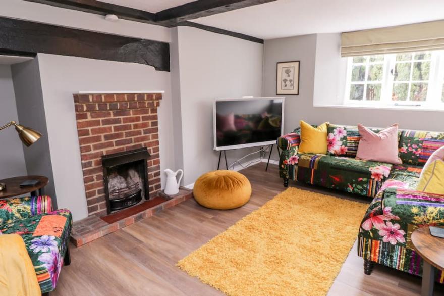 BATTEL HALL COTTAGE, pet friendly, with open fire in Harrietsham