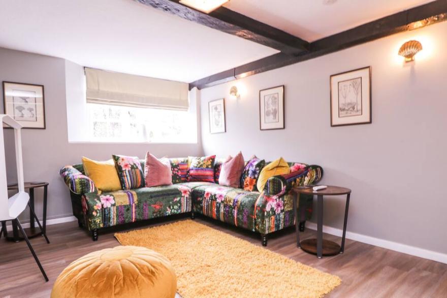 BATTEL HALL COTTAGE, pet friendly, with open fire in Harrietsham