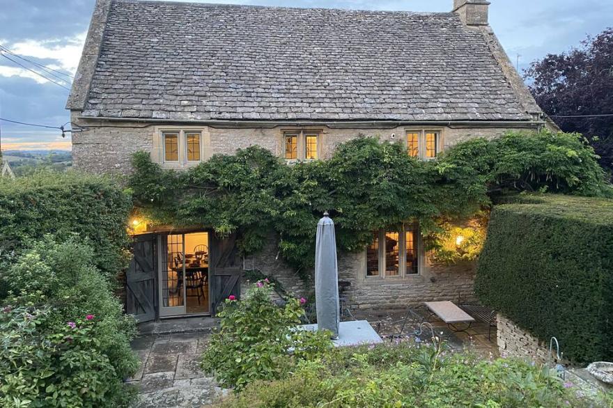 THE SMALL HOUSE, pet friendly, with open fire in Bourton-On-The-Water