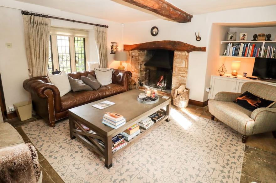 THE SMALL HOUSE, pet friendly, with open fire in Bourton-On-The-Water