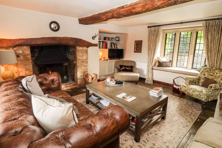 THE SMALL HOUSE, pet friendly, with open fire in Bourton-On-The-Water