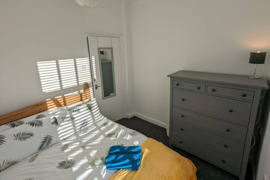 3 Bed City Home | South Facing Patio | 4-5 Beds