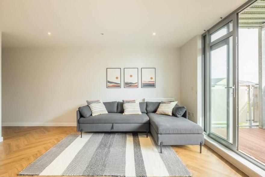NEW! 2BR apartment next to Station + Parking