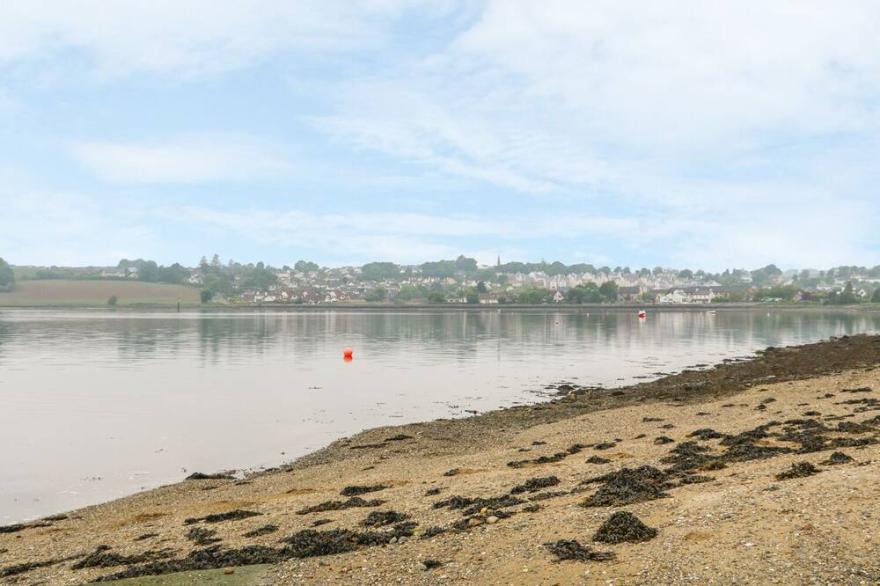 CONEYVILLE, pet friendly, with open fire in Culmore, Londonderry