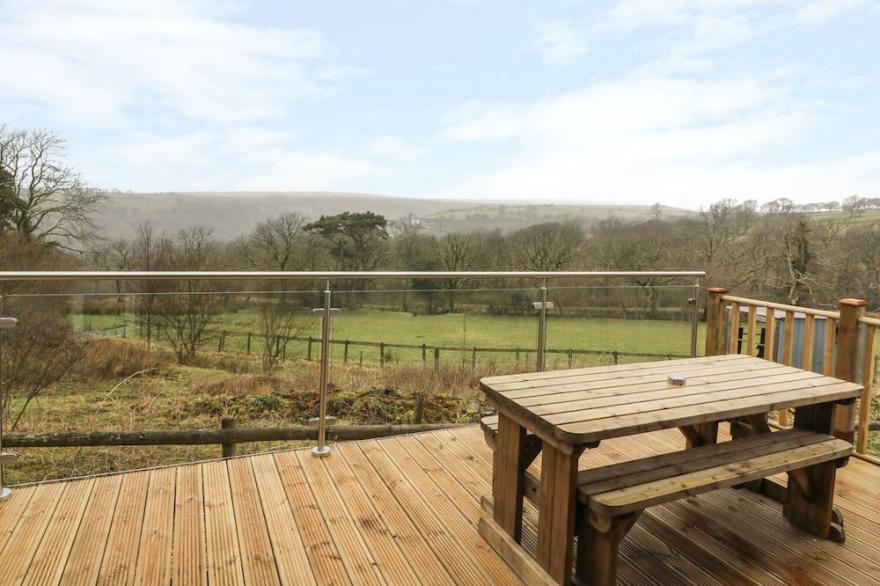 THE CABIN, pet friendly, with hot tub in Pontardawe