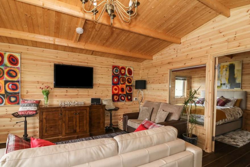 THE CABIN, pet friendly, with hot tub in Pontardawe