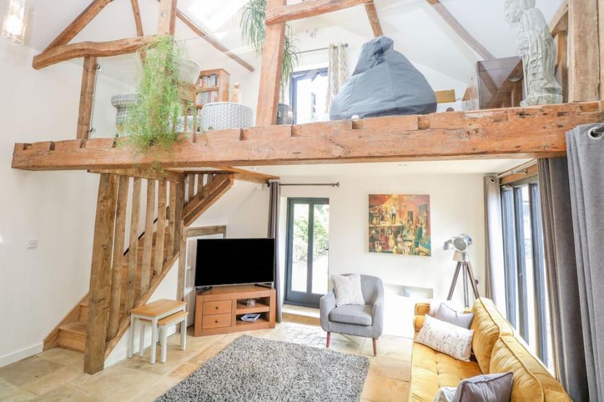 HARGATE FARM BARN, pet friendly, with hot tub in Old Buckenham