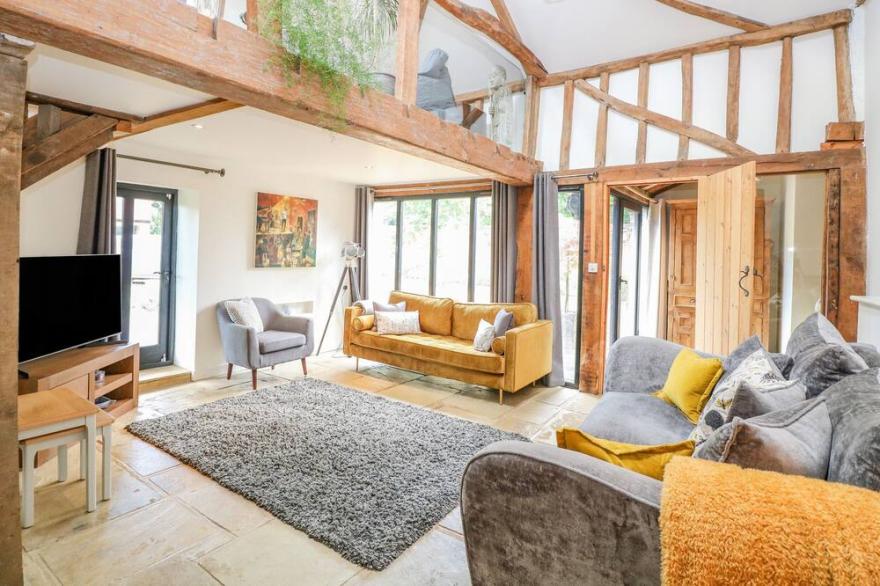 HARGATE FARM BARN, pet friendly, with hot tub in Old Buckenham