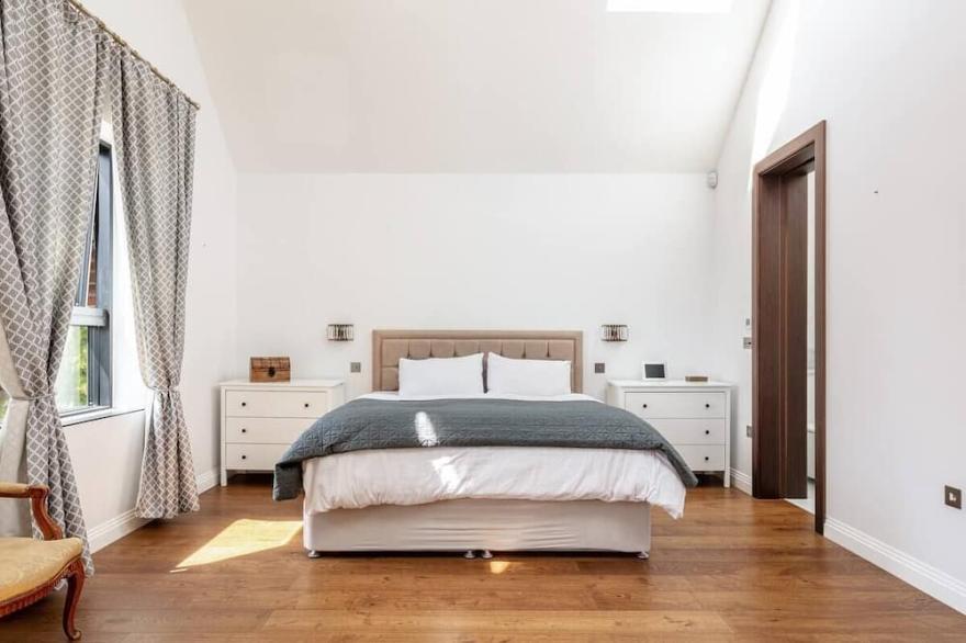 Highgate - Luxury 4-Bedroom Spacious House with Indoor Pool