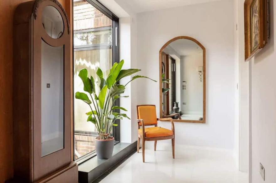 Highgate - Luxury 4-Bedroom Spacious House with Indoor Pool