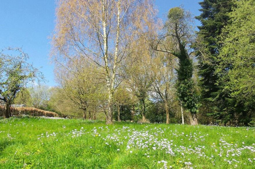 BEULAH COTTAGE, pet friendly, character holiday cottage in Littledean