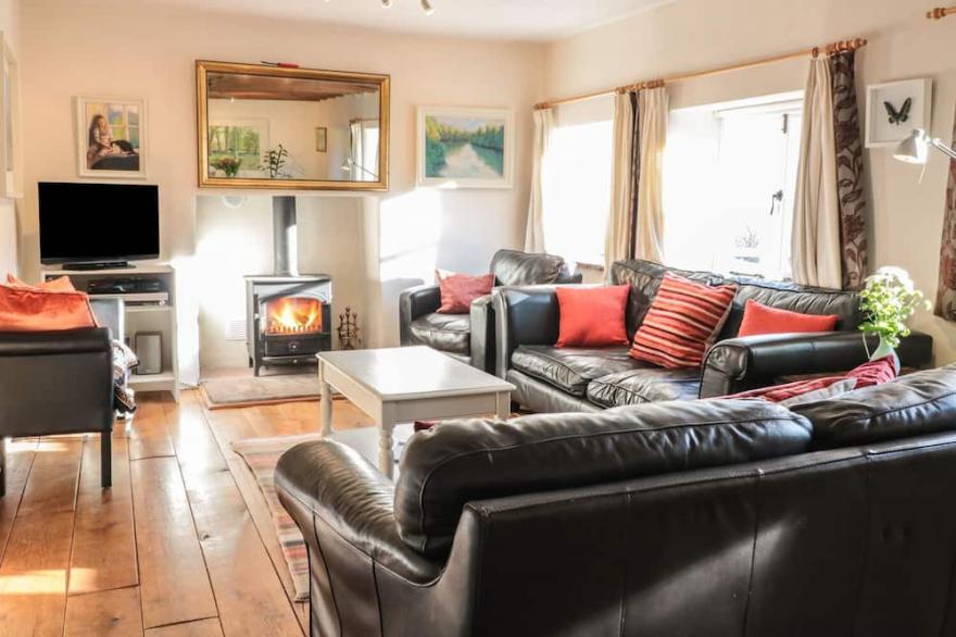 BEULAH COTTAGE, pet friendly, character holiday cottage in Littledean