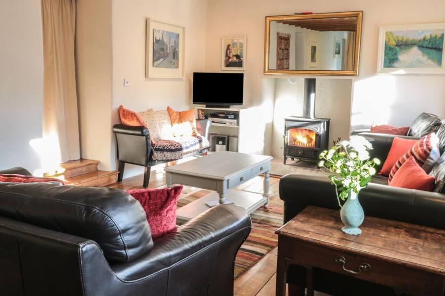 BEULAH COTTAGE, pet friendly, character holiday cottage in Littledean