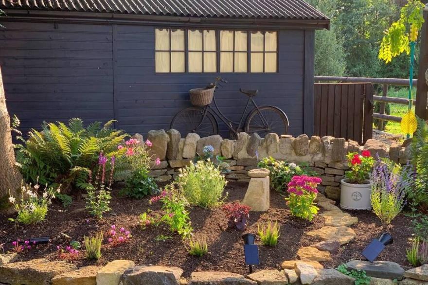 Cosy 3-bedroom home with garden and log burner, close to the City of Bath.