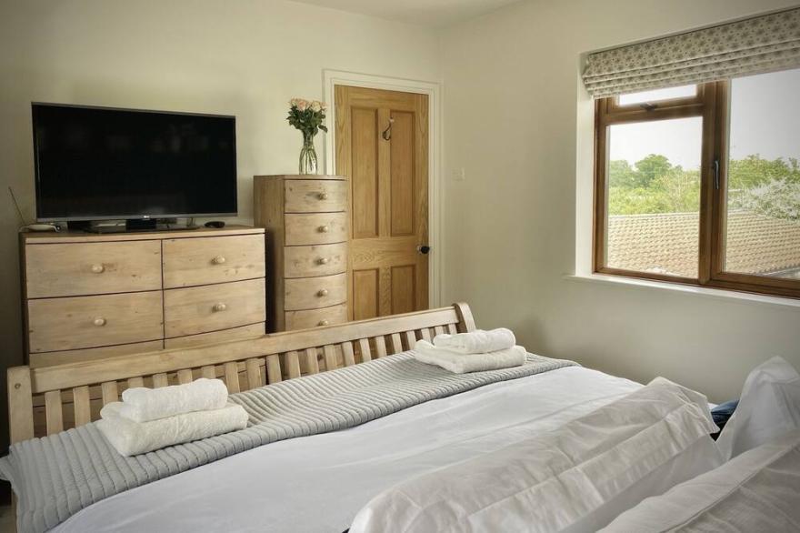 Cosy 3-bedroom home with garden and log burner, close to the City of Bath.