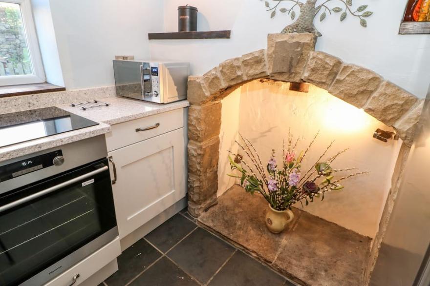 56 THE GREEN, pet friendly, character holiday cottage in Richmond
