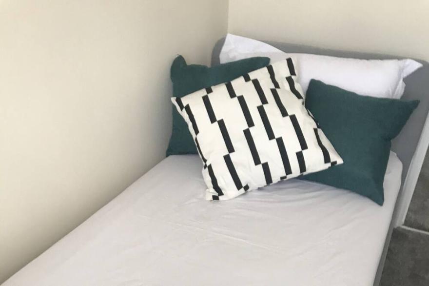 Stunning 5-Bed House in Erith, Greater London