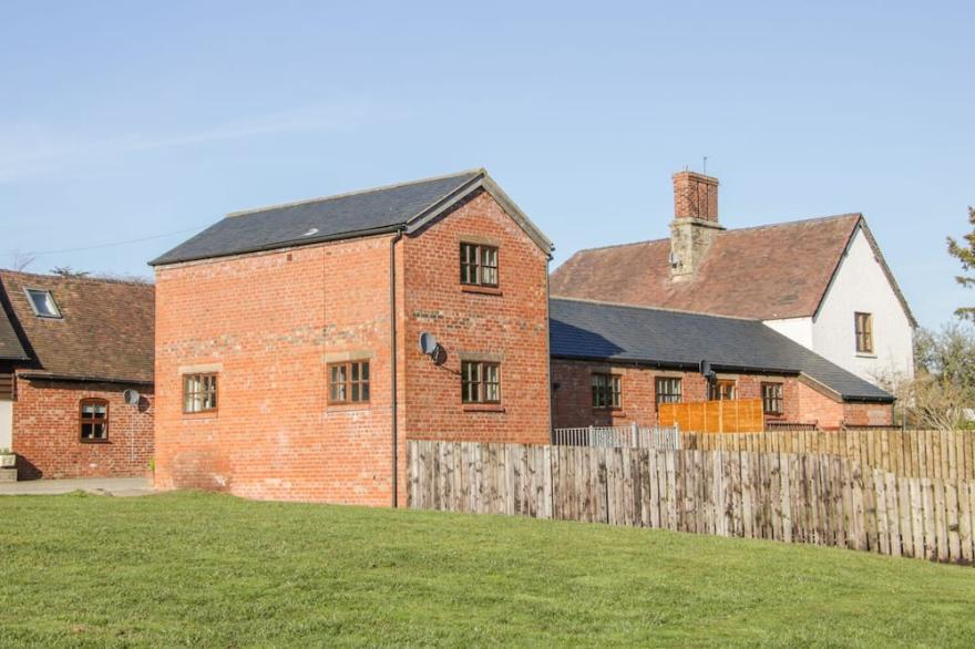 OLD HALL BARN 2, pet friendly, with hot tub in Church Stretton