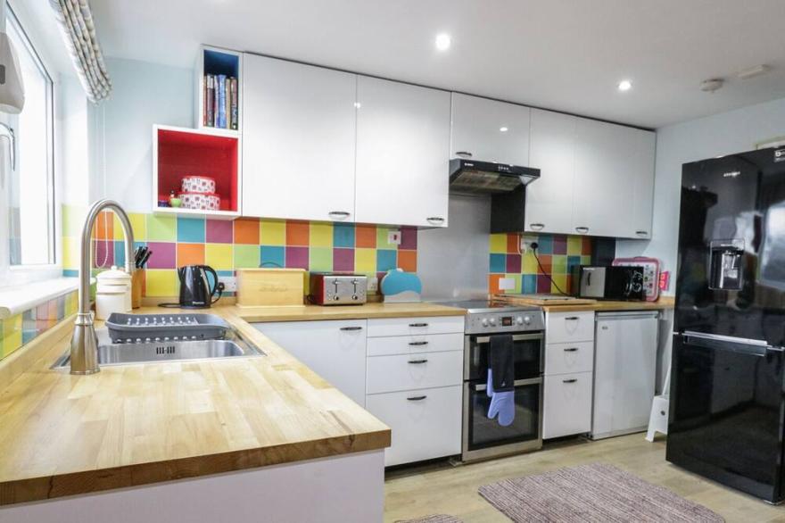 DAISY COTTAGE, pet friendly, with a garden in Perranporth