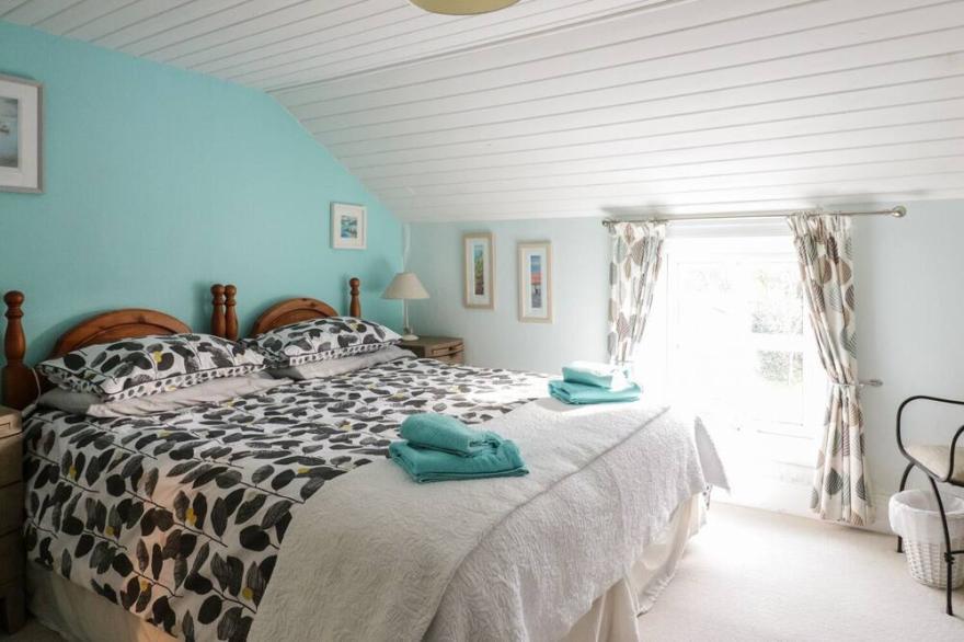 DAISY COTTAGE, pet friendly, with a garden in Perranporth