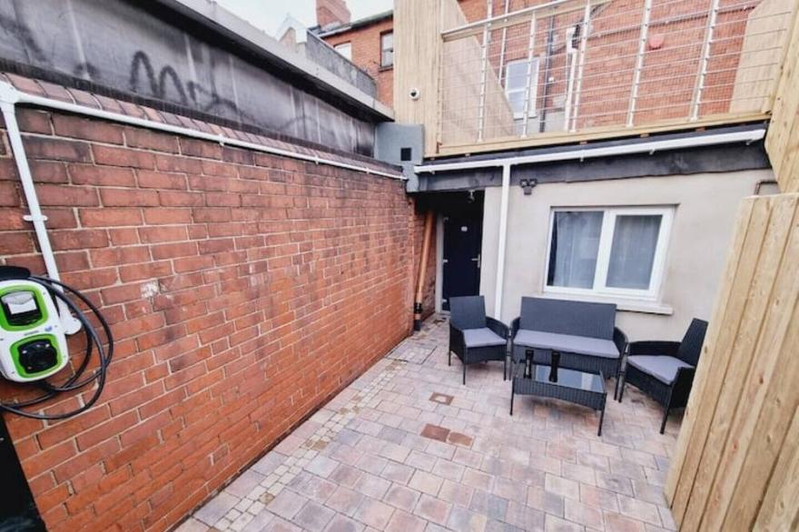 LMK spacious 1 bed Ground floor Apt. Great location Free parking EV charger Wifi