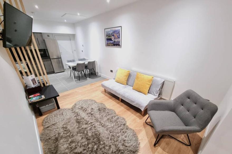 LMK spacious 1 bed Ground floor Apt. Great location Free parking EV charger Wifi