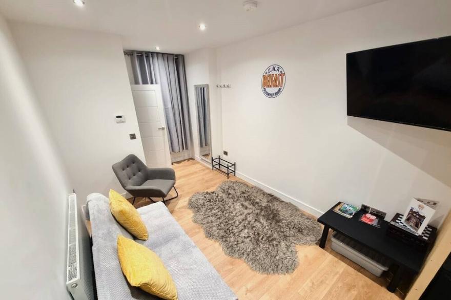 LMK spacious 1 bed Ground floor Apt. Great location Free parking EV charger Wifi