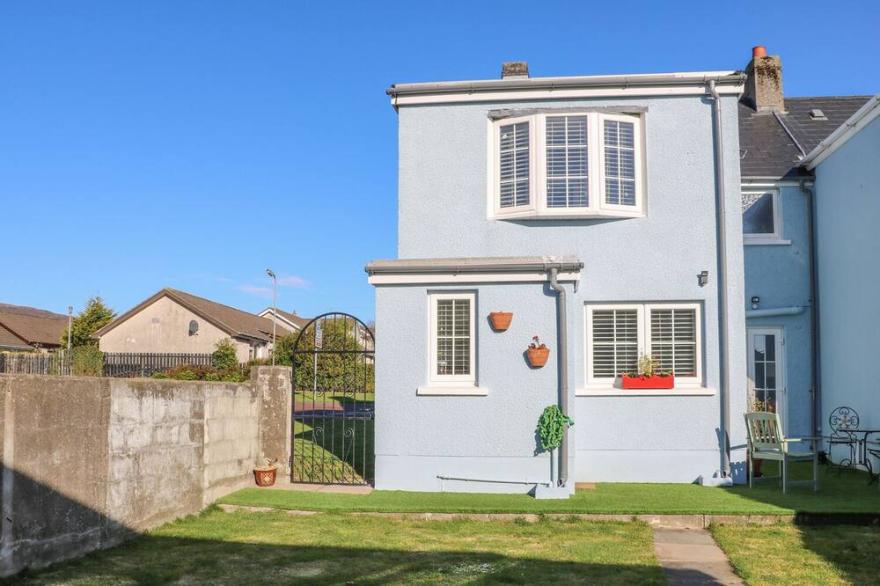 CRANNY CORNER, pet friendly, character holiday cottage in Carnlough