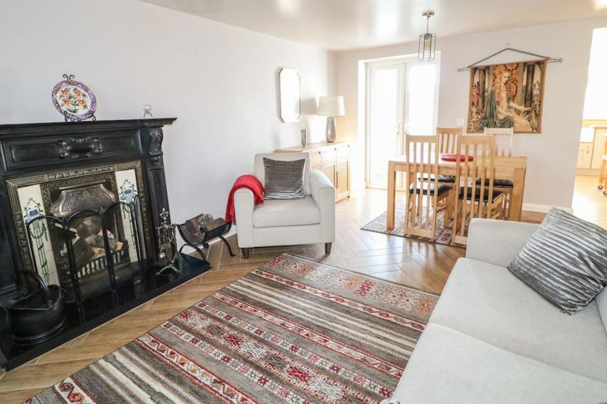CRANNY CORNER, pet friendly, character holiday cottage in Carnlough