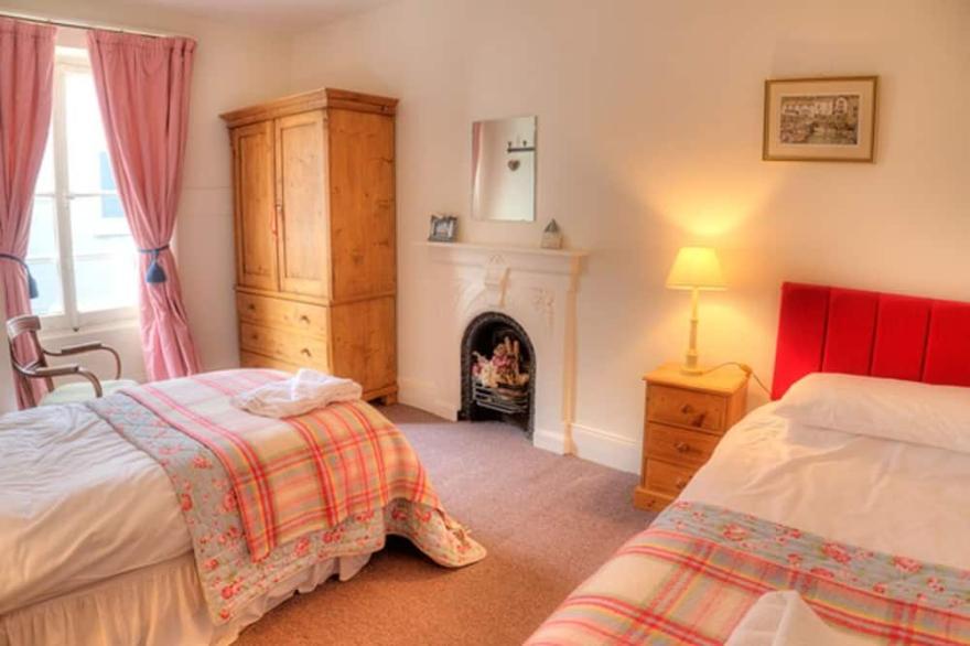Substantial 4 bed townhouse with stunning estuary and sea views
