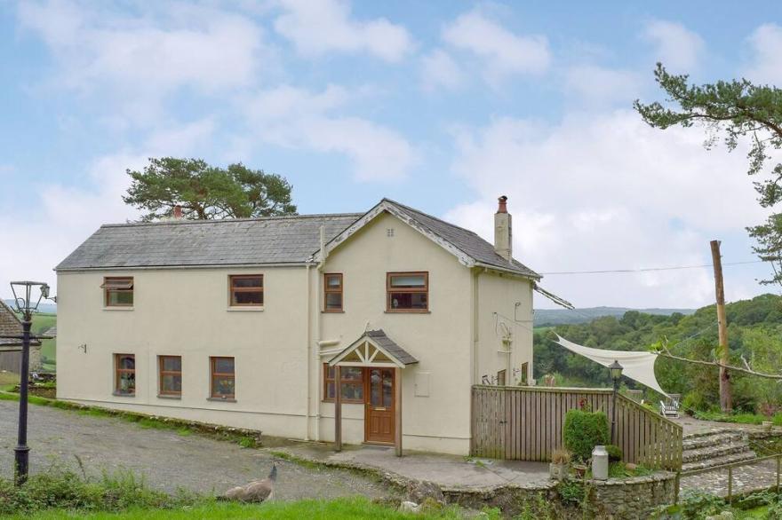 5 bedroom accommodation in near Carmarthen