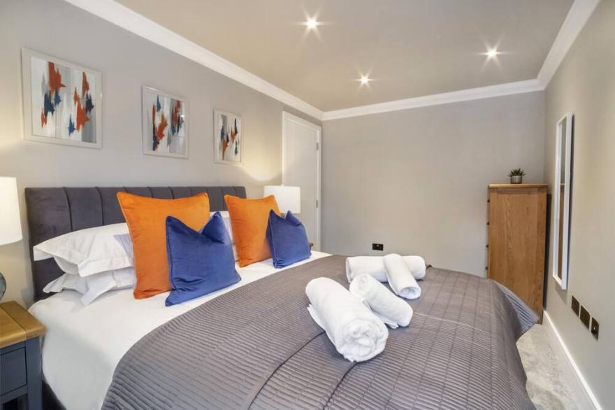 Bootham House Apartment 7 - sleeps 6 guests  in 2 bedrooms