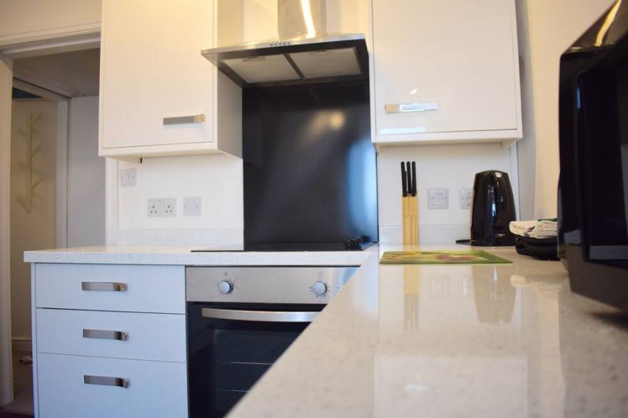 Luxury 2 bedroom apartment with balcony and sea views