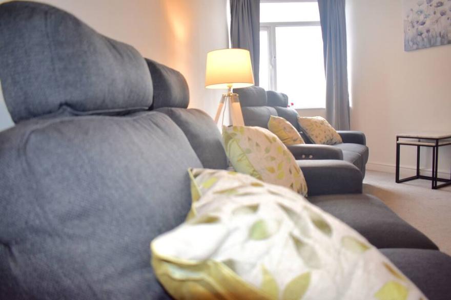 Luxury 2 bedroom apartment with balcony and sea views
