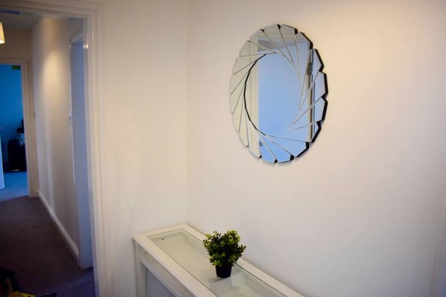 Luxury 2 bedroom apartment with balcony and sea views