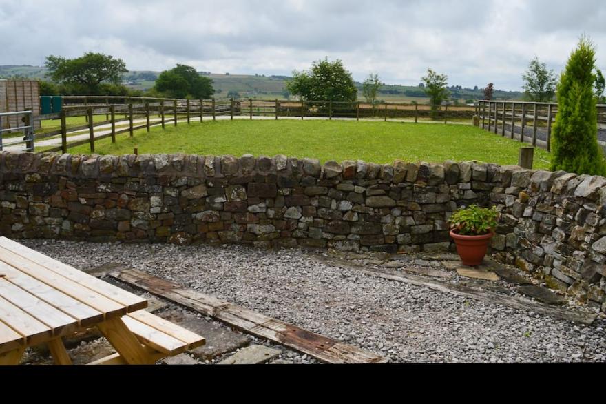 CURLEW BARN, pet friendly, with hot tub in Bottomhouse