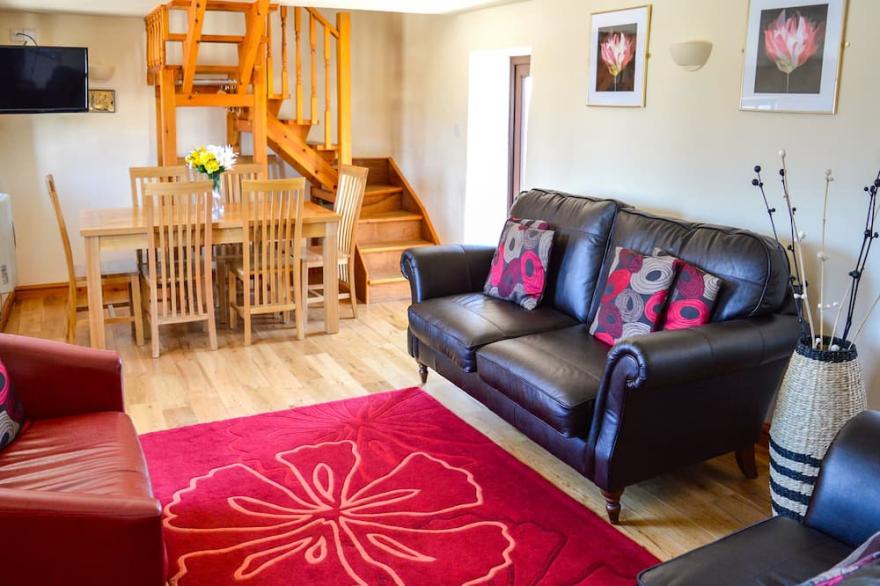 CURLEW BARN, pet friendly, with hot tub in Bottomhouse