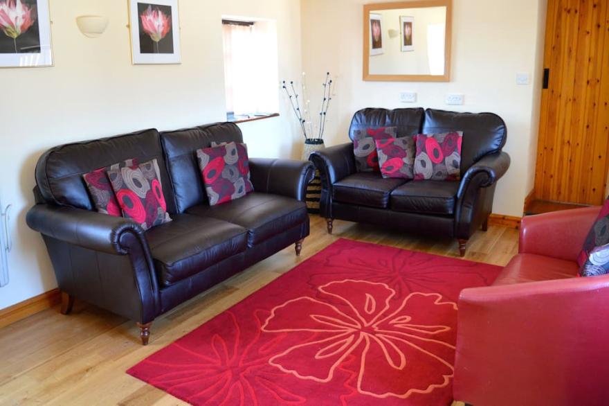 CURLEW BARN, pet friendly, with hot tub in Bottomhouse