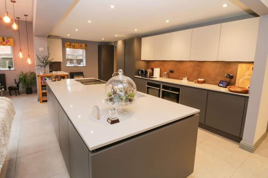 EATON HOUSE, 7 RECTORY VIEW, pet friendly, with open fire in Beeford