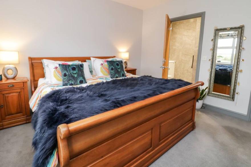 EATON HOUSE, 7 RECTORY VIEW, pet friendly, with open fire in Beeford