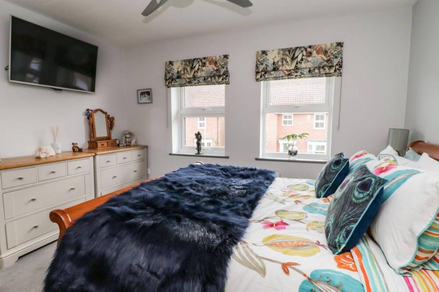 EATON HOUSE, 7 RECTORY VIEW, pet friendly, with open fire in Beeford