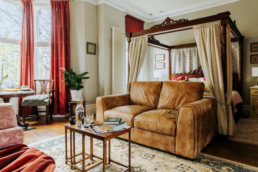 The Suite | Cardiff City Centre + Private Parking