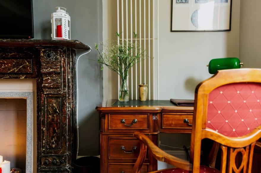 The Suite | Cardiff City Centre + Private Parking