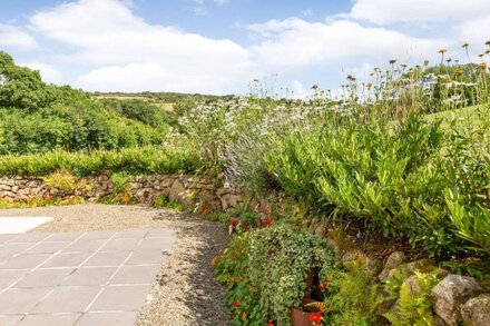 MAYBERRY COTTAGE, romantic, character holiday cottage in Bodmin