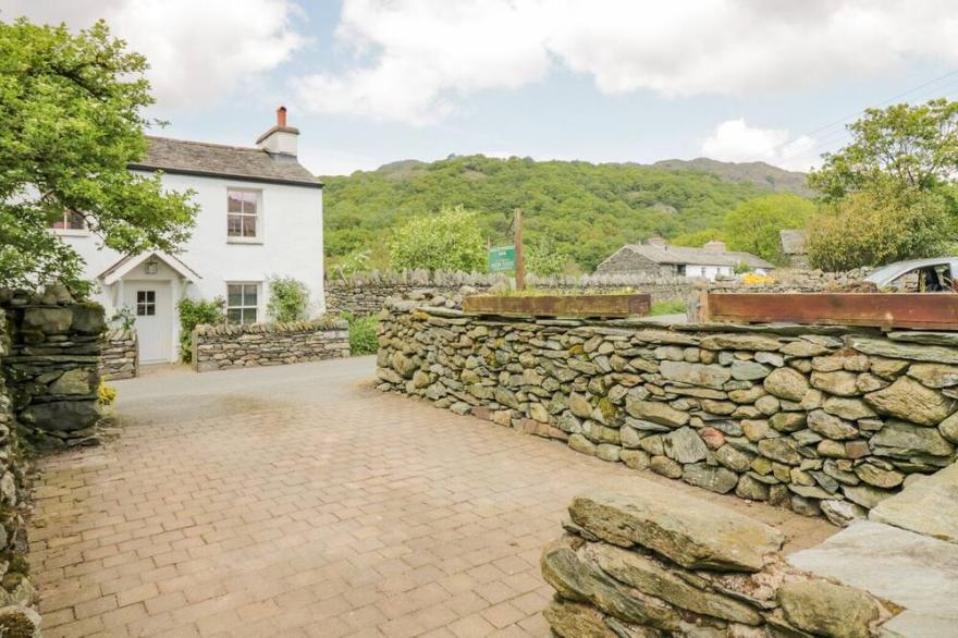 SHEPHERD'S COTTAGE, pet friendly, with open fire in Coniston